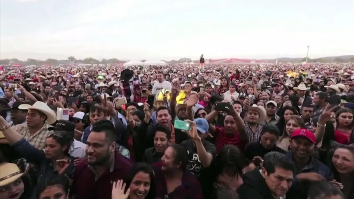  حضور هزاران نفر در جشن تولد دختر 15 ساله مکزیکی