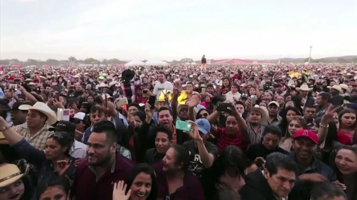 حضور هزاران نفر در جشن تولد دختر 15 ساله مکزیکی