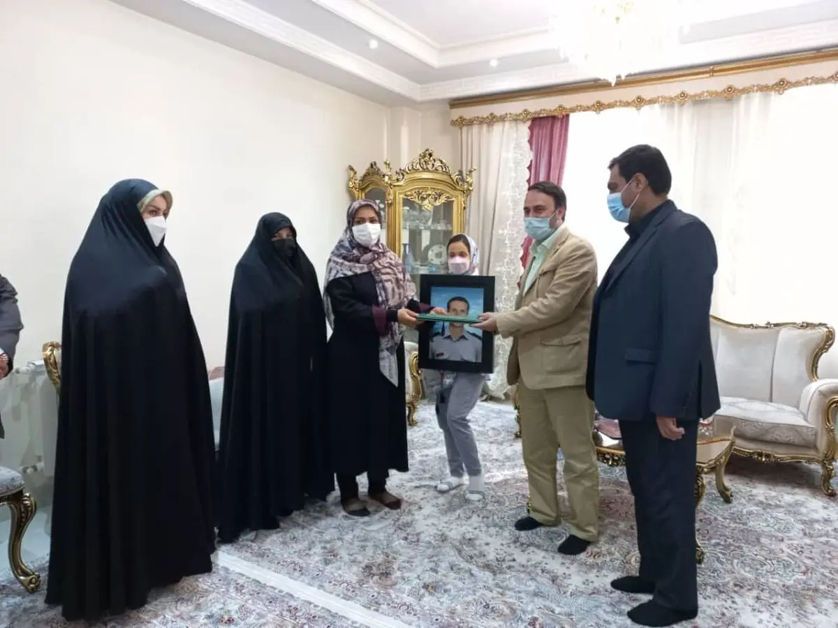 دیدار رییس کمیسیون سلامت، محیط زیست و خدمات شهری شورای شهر تهران با خانواده شهید آتش نشان محسن روحانی