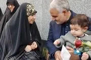  دیدار صمیمانه سردار سلیمانی با خانواده شهدای مدافع حرم/ گزارش تصویری