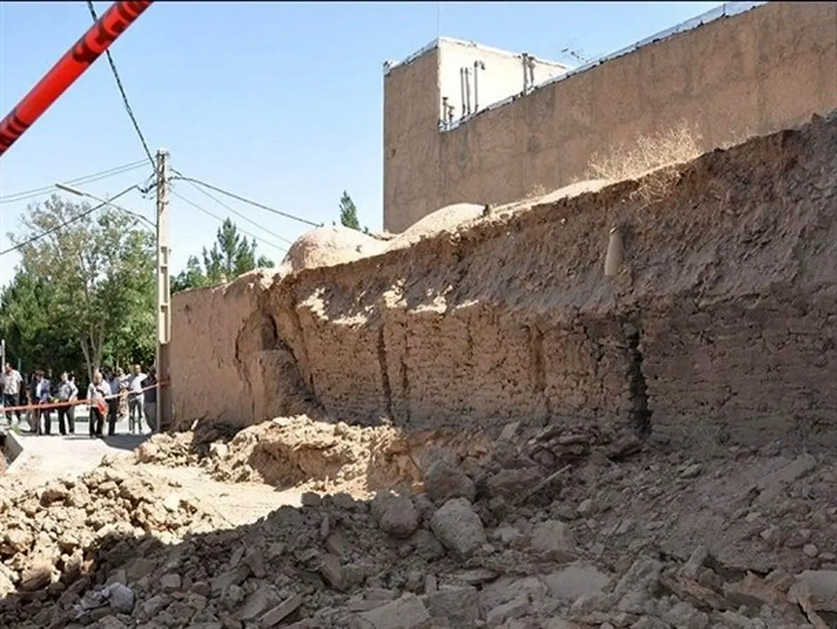 کشته شدن یک نفر بر اثر ریزش دیوار ساختمان قدیمی در اشتهارد + تصاویر