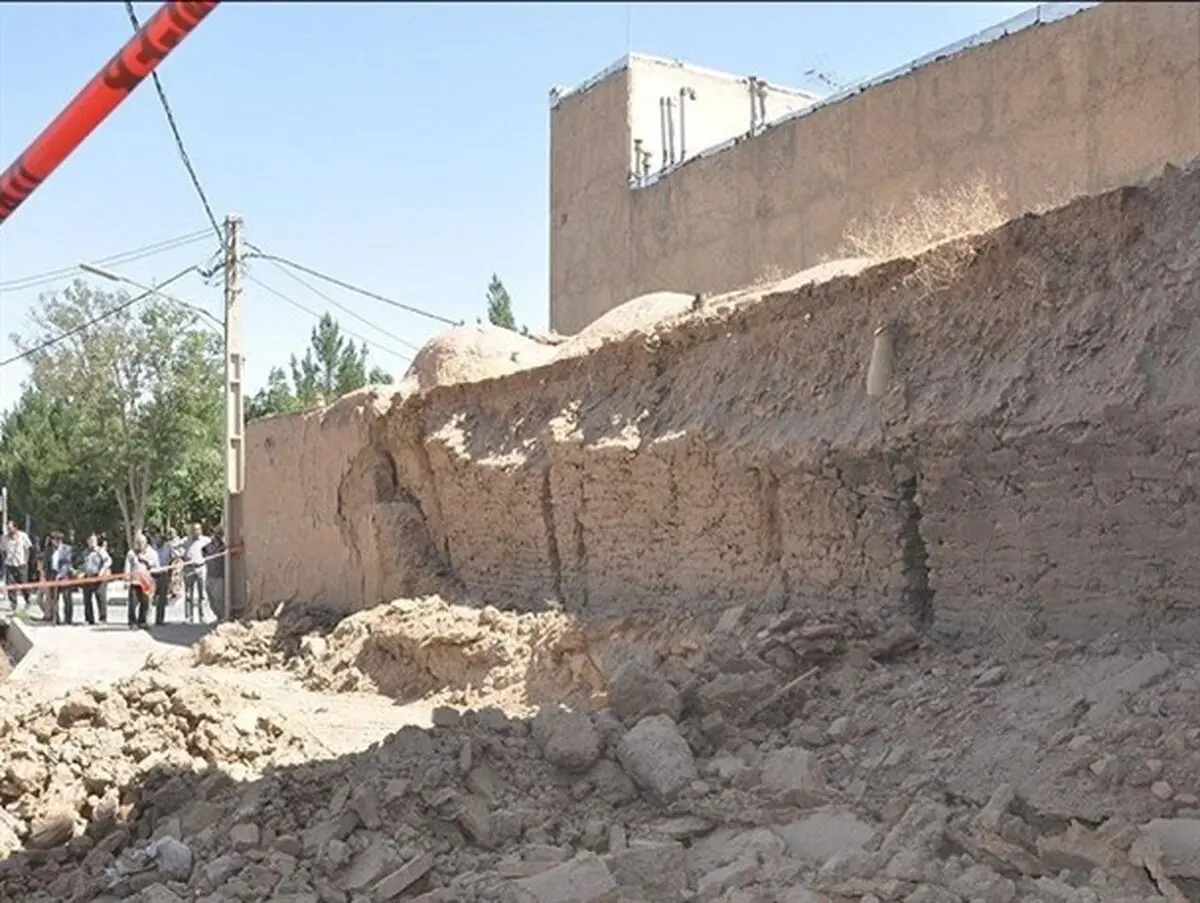 کشته شدن یک نفر بر اثر ریزش دیوار ساختمان قدیمی در اشتهارد + تصاویر