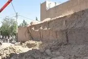 کشته شدن یک نفر بر اثر ریزش دیوار ساختمان قدیمی در اشتهارد + تصاویر