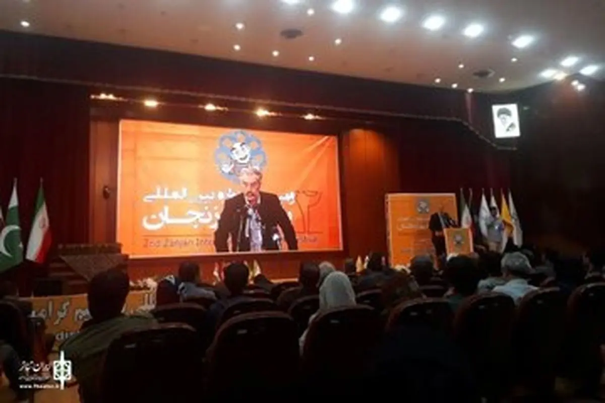 اهدای دستکش طلایی به خانواده زندهیاد فردوس کاویانی