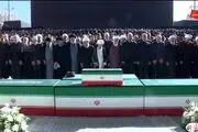 فیلم اقامه نماز بر پیکر رهبرشهید توسط آیت‌الله سبحانی 