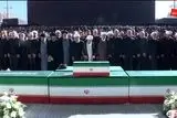 فیلم اقامه نماز بر پیکر رهبرشهید توسط آیت‌الله سبحانی 