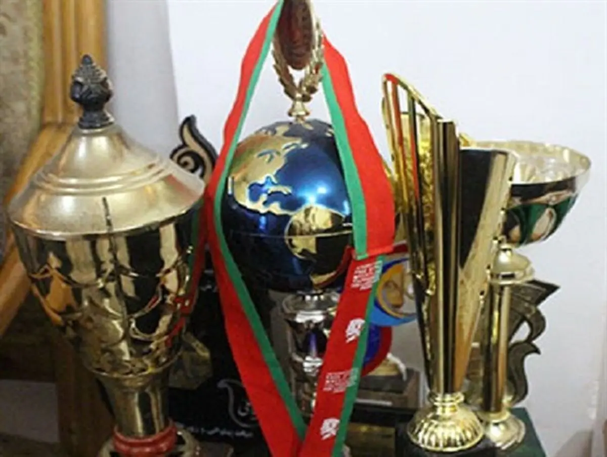پهلوان ایران مدال قهرمانی جهان خود را تقدیم شهدای مدافع حرم کرد