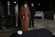 رهبر انقلاب سحرگاه شنبه بر پیکر علامه مصباح یزدی اقامه نماز کردند