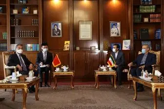 قول وزیر خارجه چین به لاریجانی: روابط با ایران تحت تاثیر شرایط روز نخواهد بود