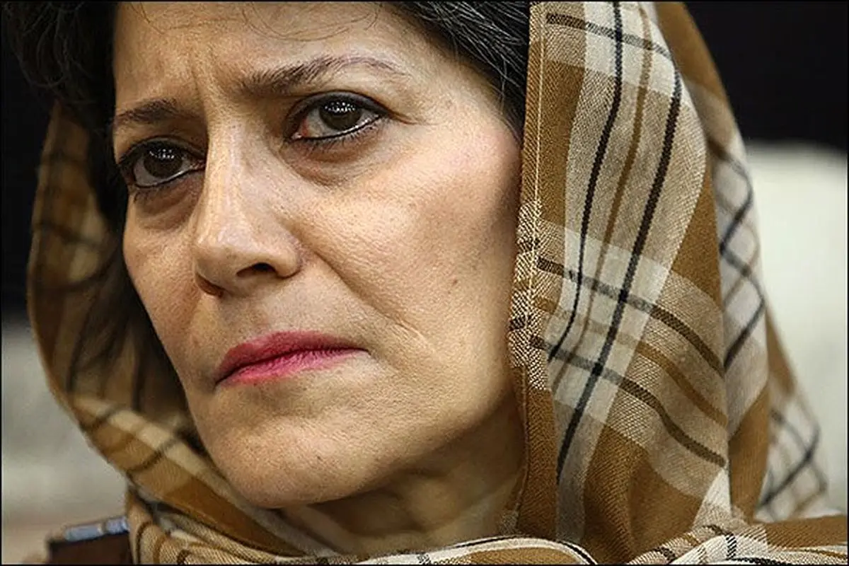 خانم بازیگر با وجود درگذشت مادرش روی صحنه رفت