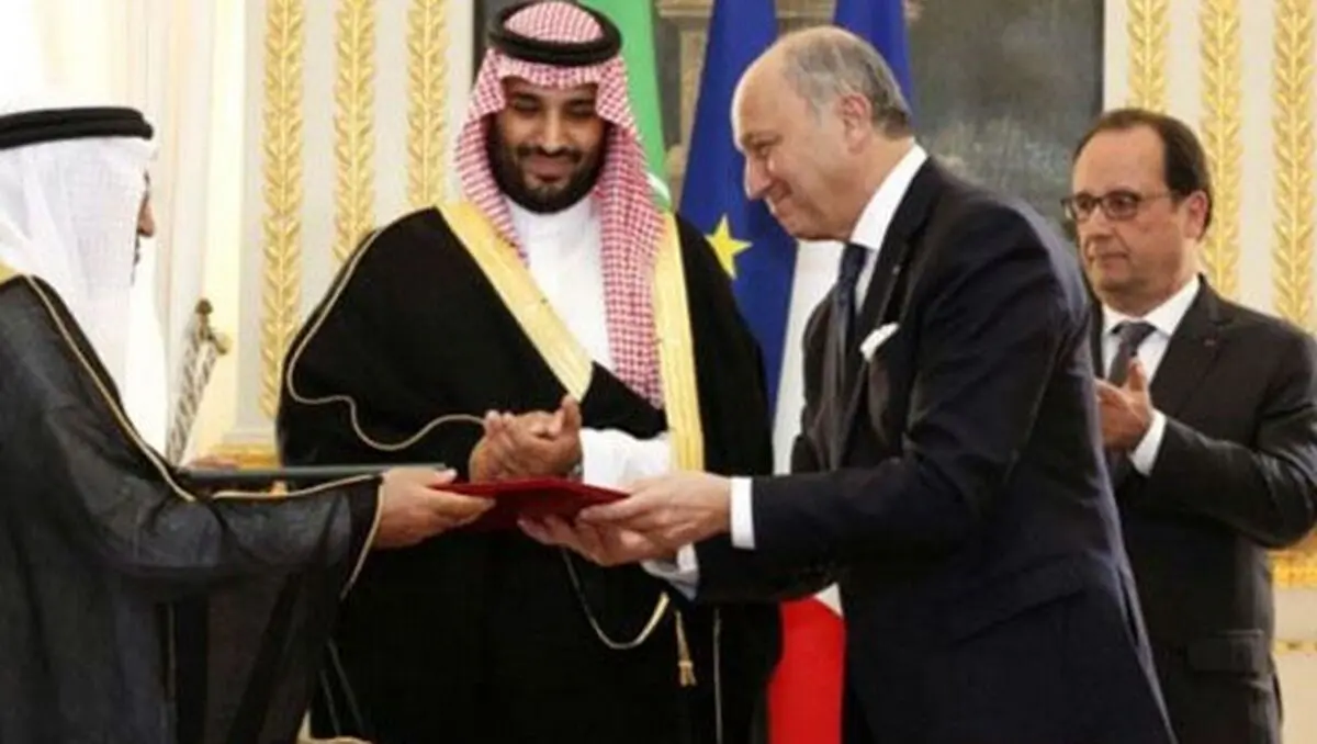 رفتارغیرعادی وزیردفاع سعودی در حضور رئیس جمهوری فرانسه