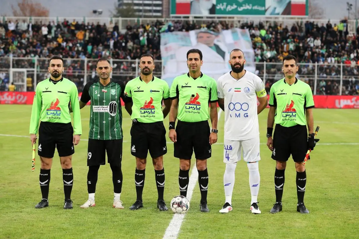 صحنه های مشکوک از داوری بازی استقلال و خیبر