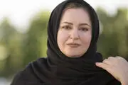 تیپ دهه هشتادی نعیمه نظام دوست در کنار دریایی‌ها /عکس