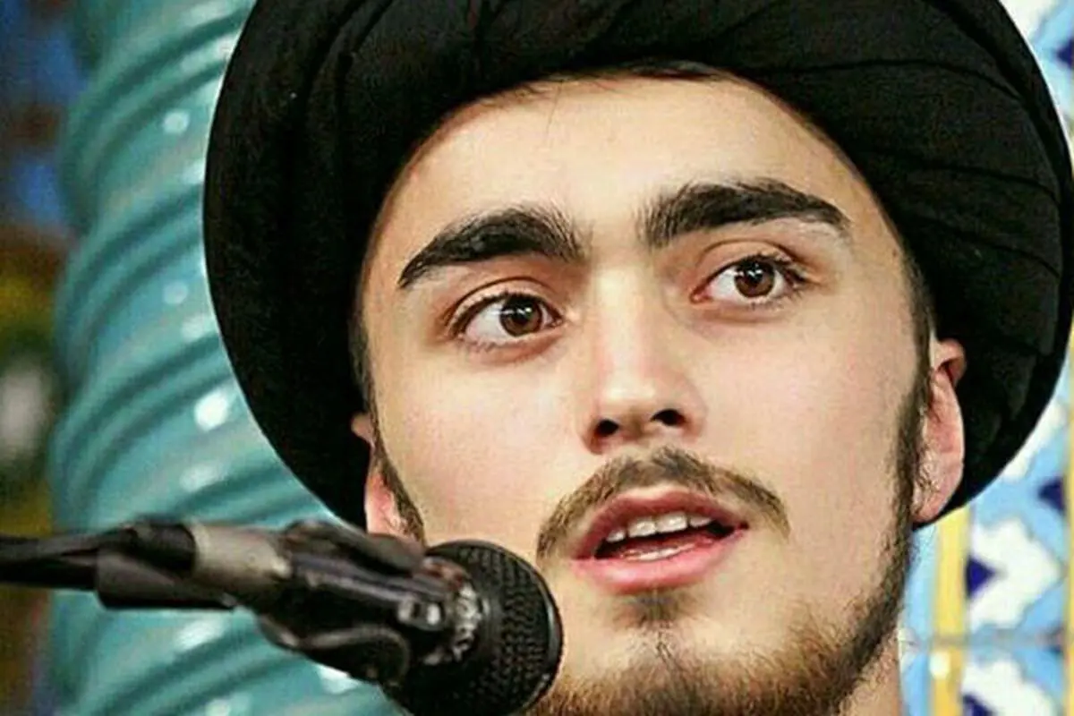 تاملی بر عزاداری سید احمد خمینی در جایگاه وی آی پی!