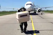پوشک بچه، هواپیما را زمین‌گیر کرد