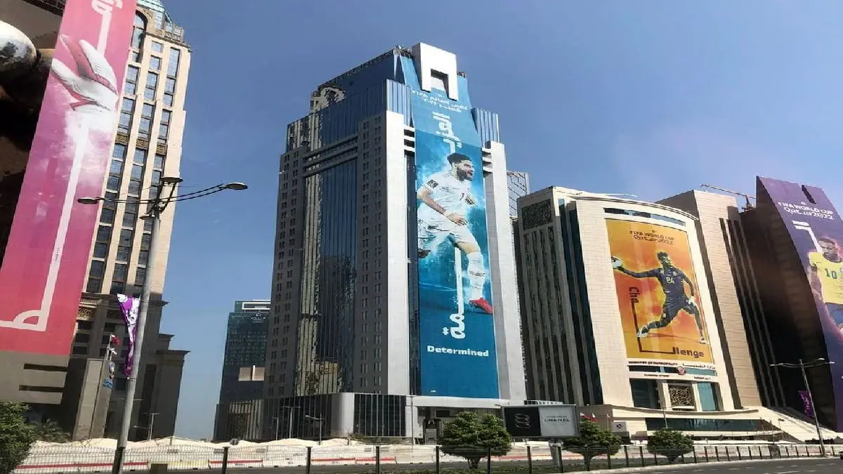 کاپیتان تیم ملی ایران روی ساختمان های دوحه
