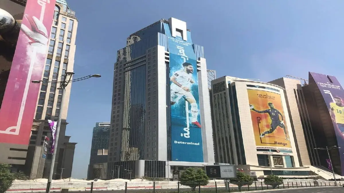 کاپیتان تیم ملی ایران روی ساختمان های دوحه
