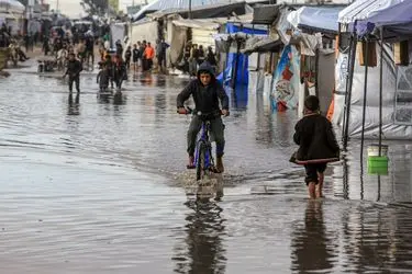 چادرهای خان یونس غرق در آب شد