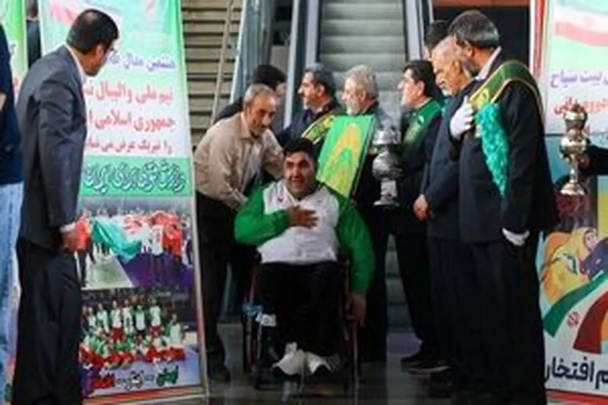 اقدام تحسین برانگیز پاراوزنهبرداران درفرودگاه