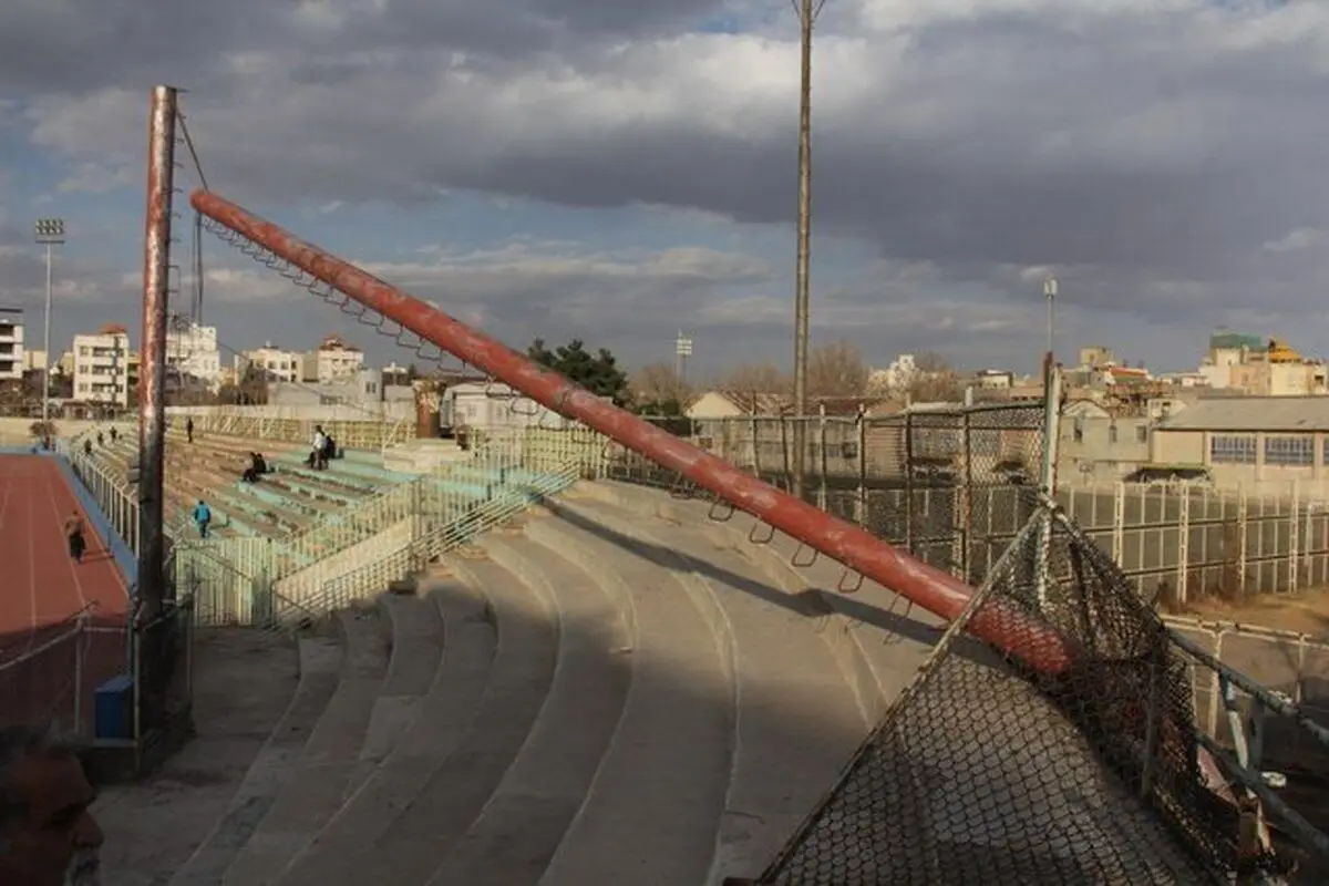 نورافکن ورزشگاه مشهد سقوط کرد