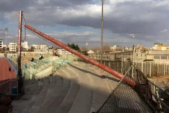 نورافکن ورزشگاه مشهد سقوط کرد