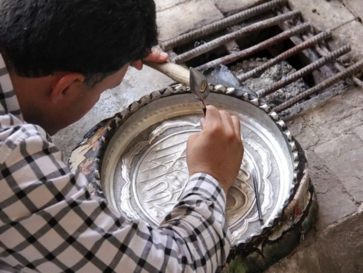زندگی، صدای چکش هایی است که بر پیکر مس می خورد