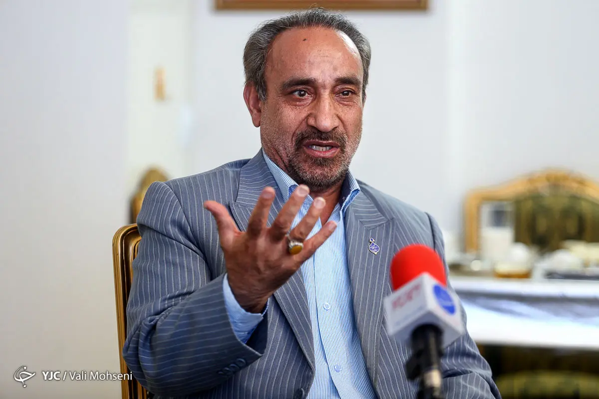 احمدی نژاد از در خاصی آمد و بازجویی شد!/طرفداران احمدی نژاد گفتند اشتباه کردیم!