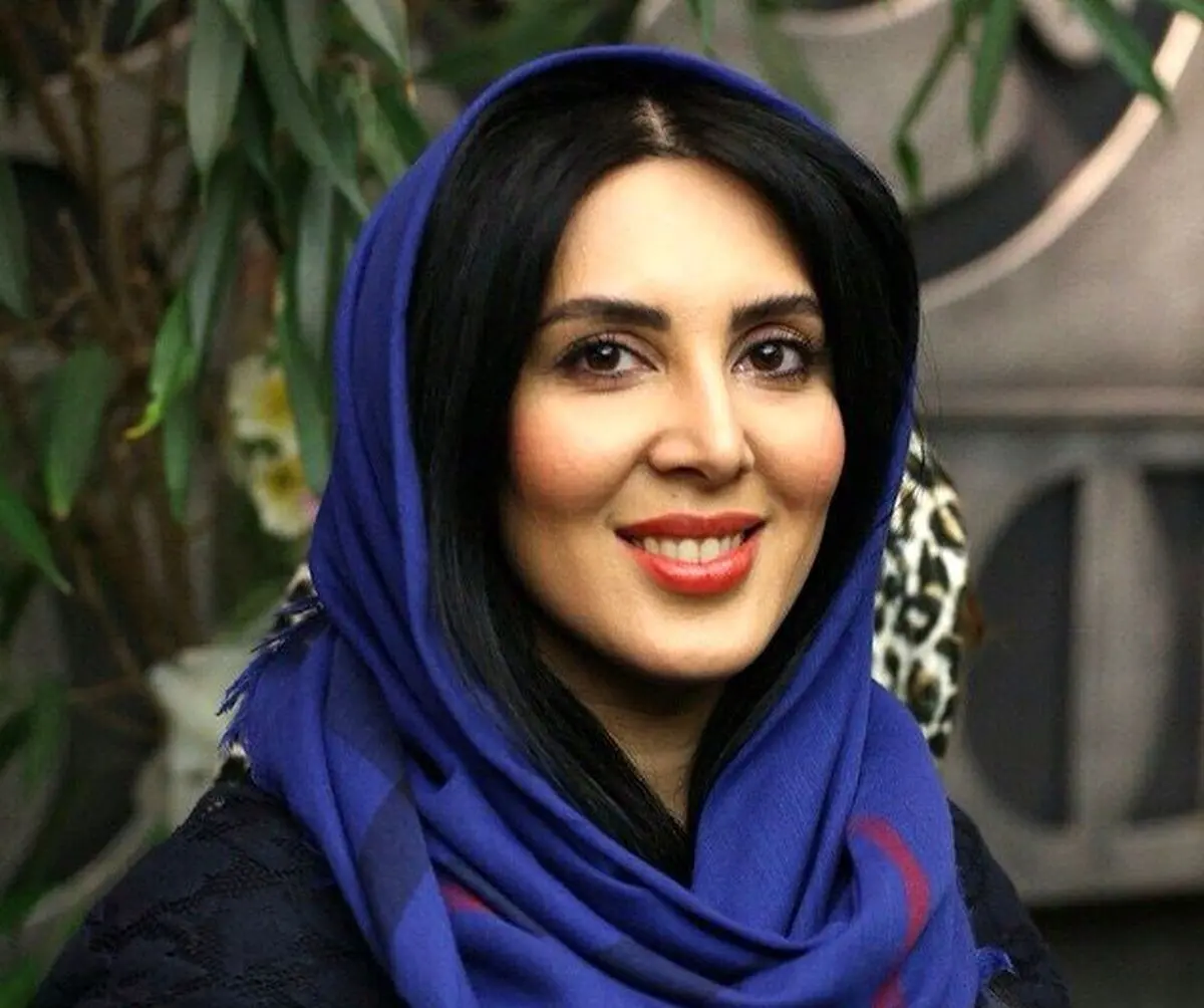 سلفی لیلا بلوکات با مانتوی یلدایی‌اش /عکس