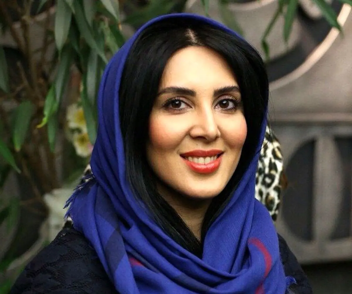 سلفی لیلا بلوکات با مانتوی یلداییاش /عکس