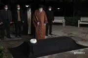 اقامه نماز رهبر انقلاب بر پیکر آیت‌الله مصباح یزدی+ فیلم