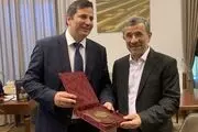 
هدیه محمود احمدی نژاد به رئیس دانشگاه مجارستان
