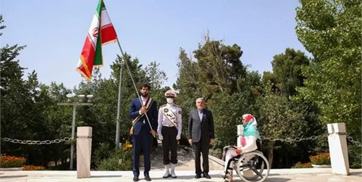 نعمتی پرچم کشورمان را تحویل نیکخواه بهرامی داد+ عکس
