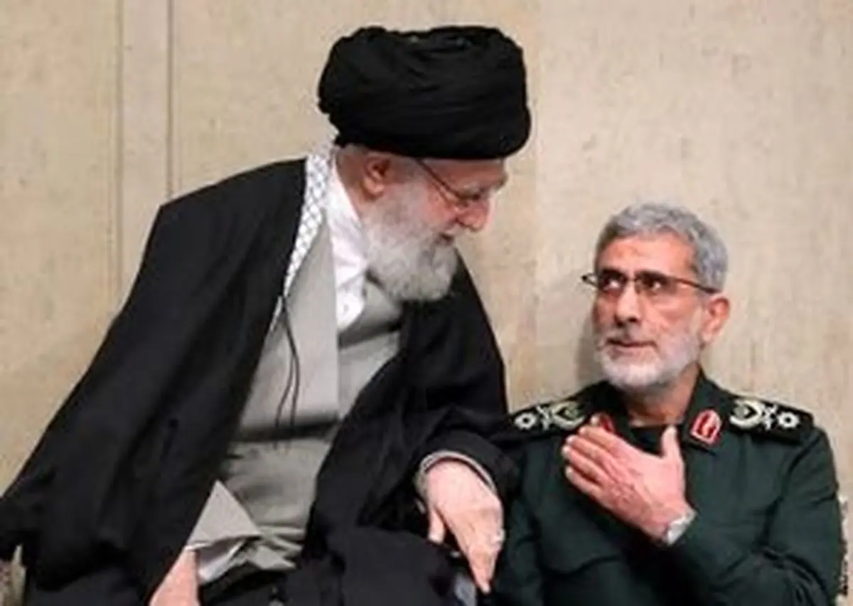 پرچم شهید سلیمانی در دست سردار قاآنی