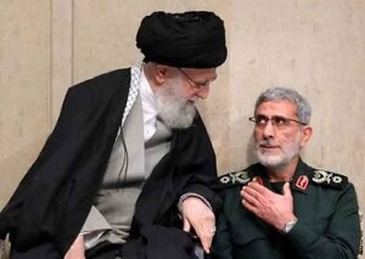 پرچم شهید سلیمانی در دست سردار قاآنی