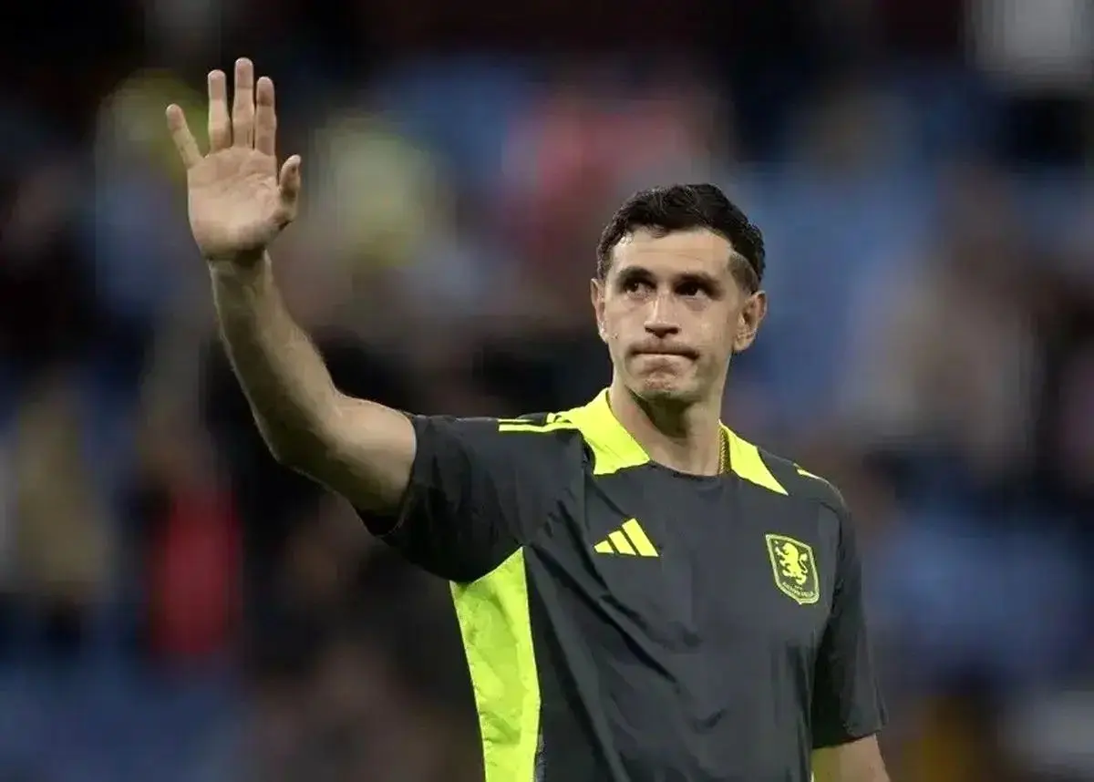 دروازه‌بان آرژانتینی به دلیل همکاری تبلیغاتی از بازی محروم شد