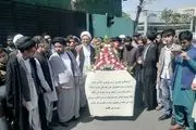 افغان ها سفارت ایران در کابل را گلباران کردند