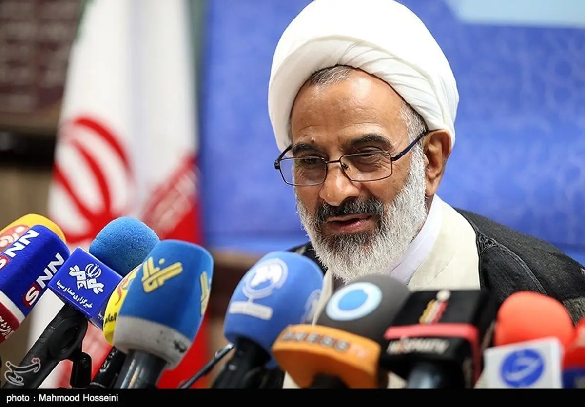 دشمن به دنبال استحاله و نابودی انقلاب از درون کشور است