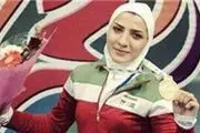 پیاده روی بانوی ووشوکار ایرانی در میان درختان سرسبز /عکس