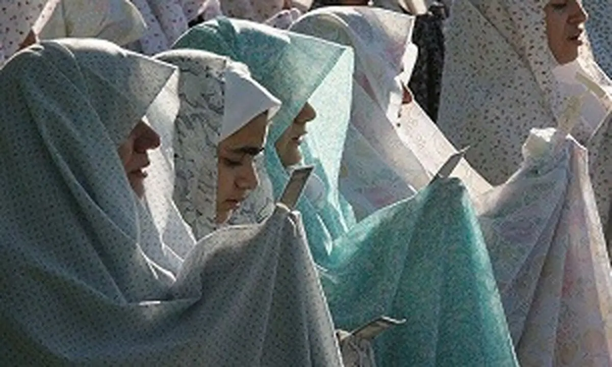 آیا محل ایستادن خانم ‏ها در نماز، باید عقب ‏تر از مردها باشد؟
