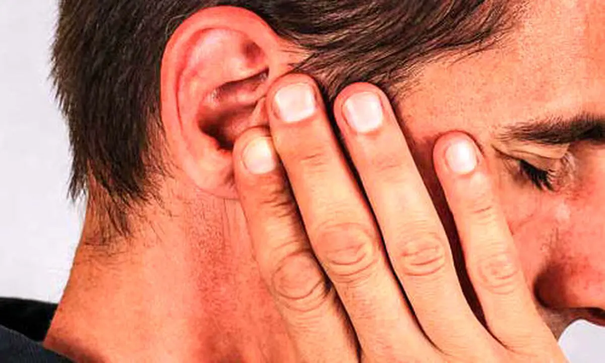 چگونه آبی که وارد گوشمان می‌شود را خارج کنیم؟