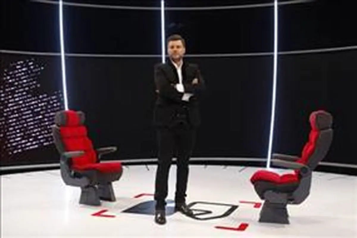 یک دکور عجیب در برنامه تلویزیونی، حاشیه ساز شد