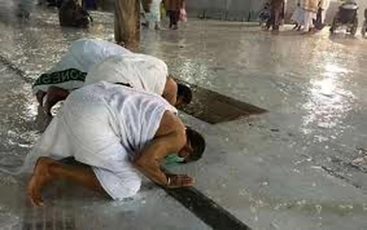 لحظه زیبای اقامه نماز در مسجدالحرام و در باران