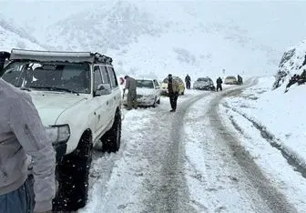 امروز 8 بهمن، بارش شدید برف جاده کرج-چالوس را بست