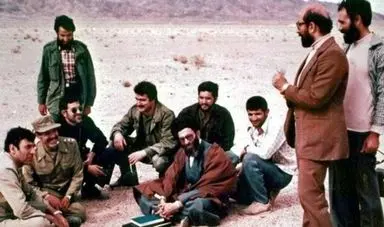 بازدید تاریخی آیت‌الله خامنه‌ای از بقایای سربازان آمریکا در طبس/گزارش تصویری