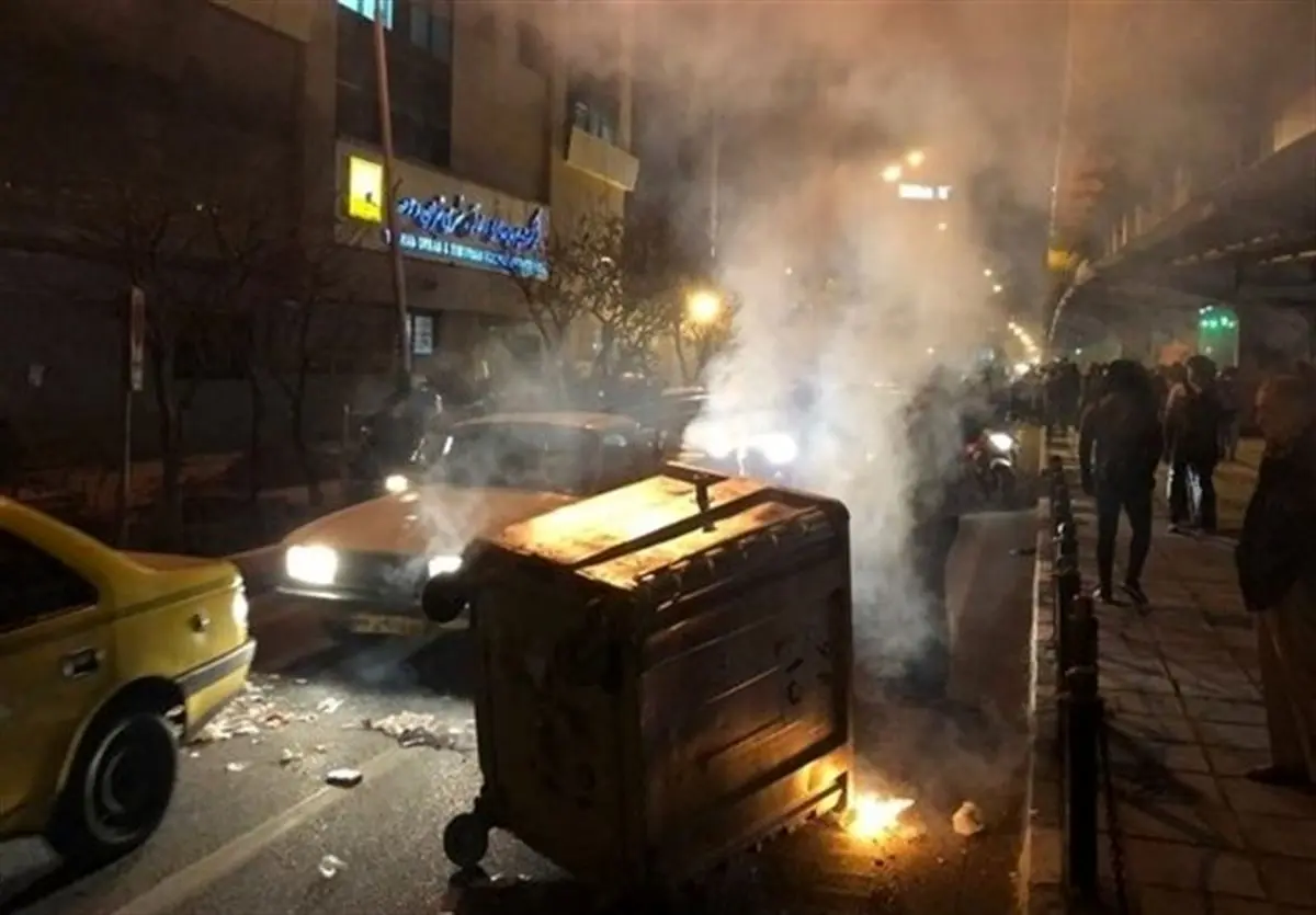 بیحرمتی آشوبگران به نخل تاریخی عزای عاشورا/ عکس