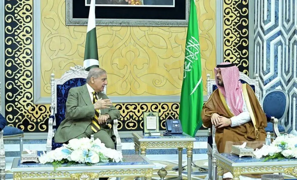 نخست وزیر پاکستان به عربستان رفت + عکس