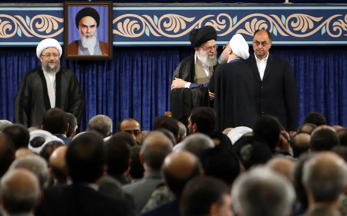 اهداء حکم تنفیذ ریاست جمهوری توسط رهبر انقلاب/ عکس