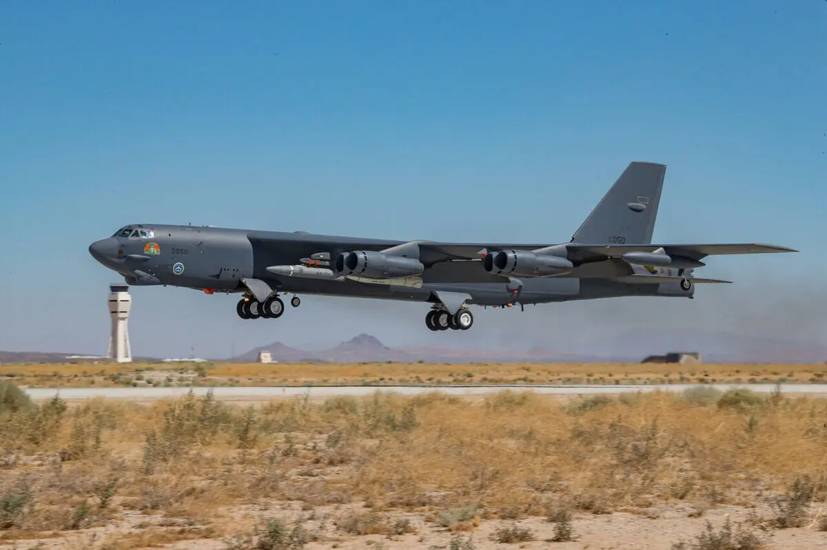 ورود بمب‌افکن های B-52 ایالات متحده آمریکا به پایگاه هوایی العدید قطر+فیلم