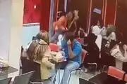 
موتورسوار زن ایرانی این گونه وارد رستوران شد!
