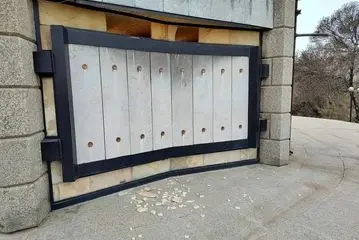 آرامگاه باباطاهر در پی موج انفجار آسیب دید/ گزارش تصویری